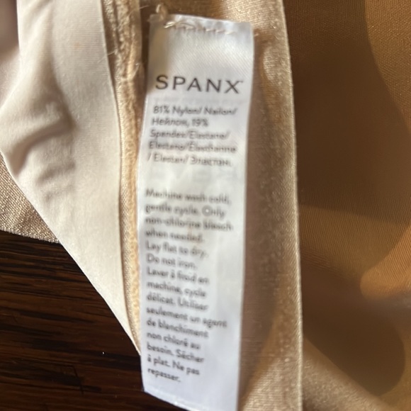 SPANX Women's OnCore Mid-Thigh Short - Picture 5 of 5